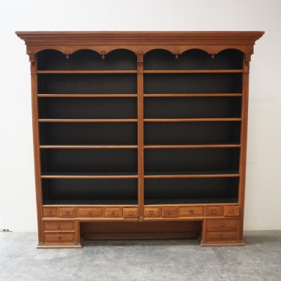Meuble à gradins/bibliothèque en chêne