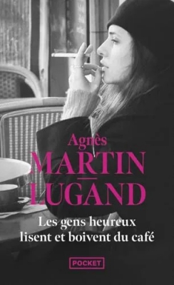 Les gens heureux lisent et boivent du café