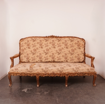 Structure en bois sculpté, assise et dossier en tissu