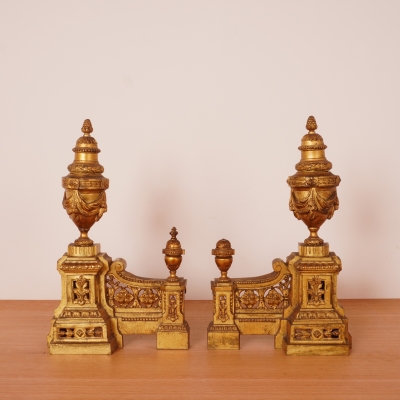 Chenets de cheminée en métal doré style Louis XVI