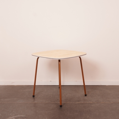 Table basse en formica et pieds en métal