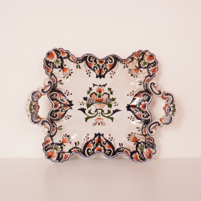 Plat en faïence polychrome à décor vieux Rouen de Desvres