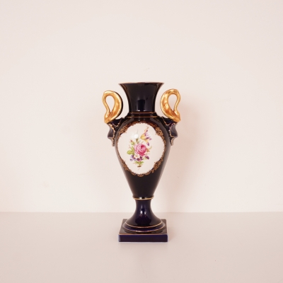Vase en porcelaine Lindner bleu cobalt, avec des décorations florales et des ornements dorés