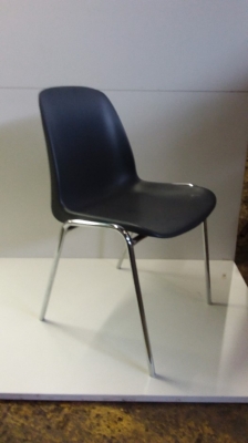 Chaise plastique gris foncé
