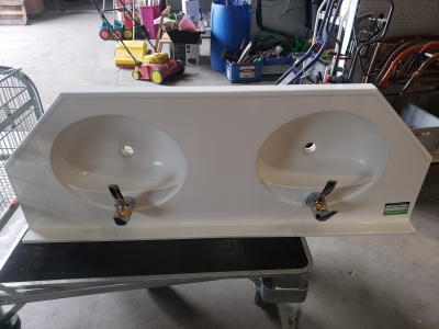 Double vasque avec robinet