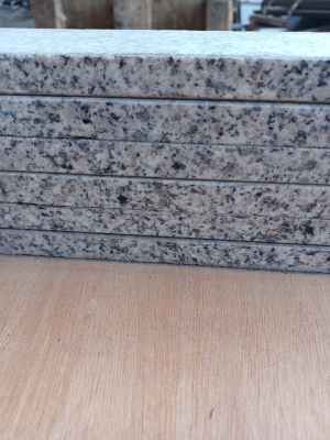 Plinthe gris moucheté