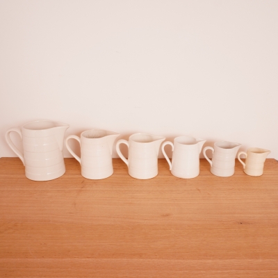 Série de 6 pichets en faïence écru BOCH vintage