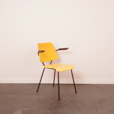 Chaise simili jaune, piétement en métal vintage