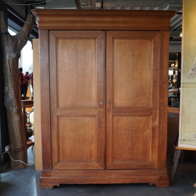 Belle garde robe en chêne