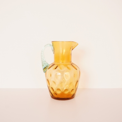 Pichet en verre ambré et bleu azur de la Cristallerie Portieux, modèle George Sand