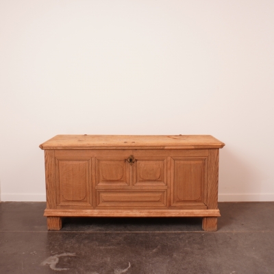 Coffre en chêne aérogommé ancien