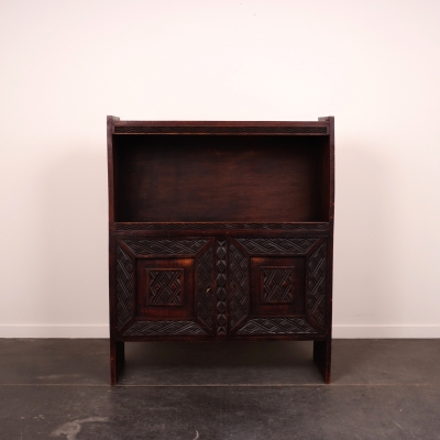 Meuble buffet en bois sculpté