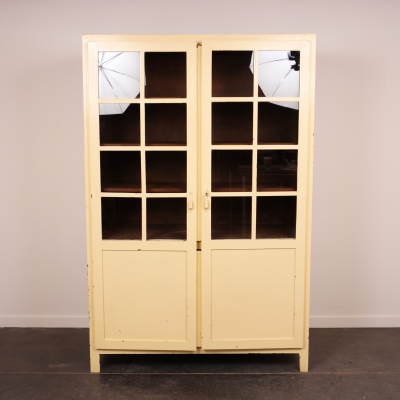 Armoire vitrine peinte 