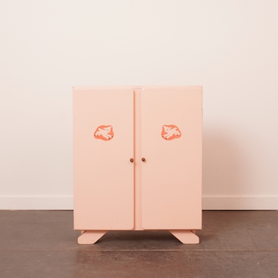 Penderie en bois peint en rose pour enfant