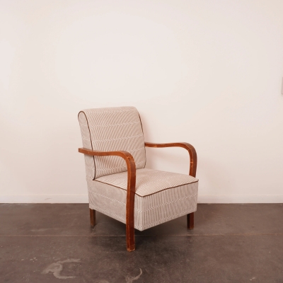 Fauteuil à bras entièrement regarnis par les élèves de l'IATA avec un tissu haut de gamme.