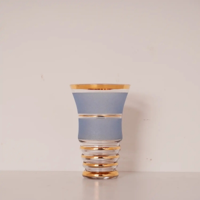 Vase de style Art Déco en verre givré et détails plaqués or