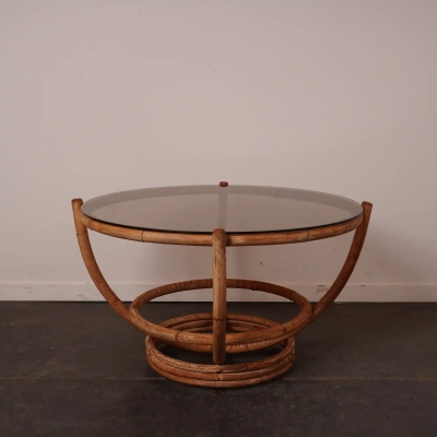 Table ronde basse en bambou et verre fumé vintage