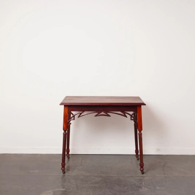 Petite table d'appoint à roulettes style Art Nouveau