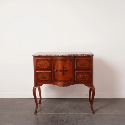 Petite commode de style Louis XV, tablette en marbre.