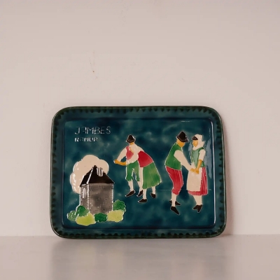 Plat décoratif en céramiquede  représentant des scènes de folklore traditionnel, originaire de Jambes (Namur)