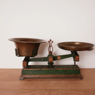 Balance en fonte ancienne, plateaux en laiton.