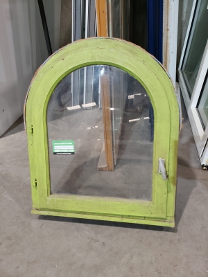 Petite fenêtre en bois simple vitrage