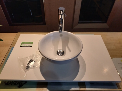 Vasque sur support avec robinet