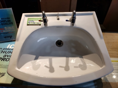 Lavabo avec robinets