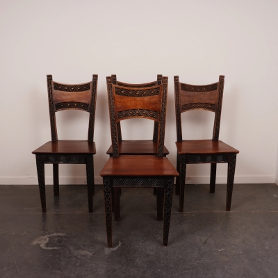 Série de 4 chaises en bois sculpté de style ethnique