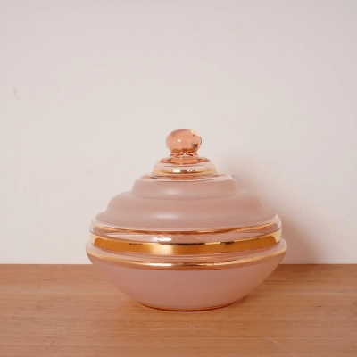 Bonbonnière en verre rose givré et détails en or