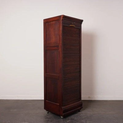 Meuble à rideaux à roulettes ancien