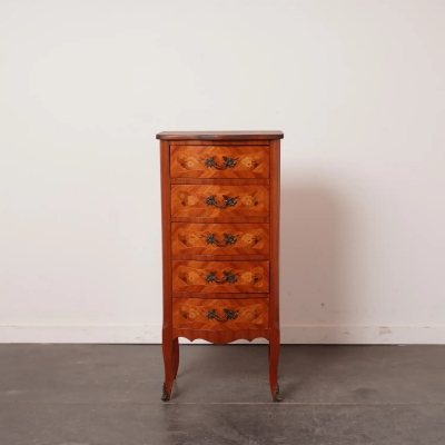 Commode chiffonnière style Louis XV en marqueterie, en bois de rose.