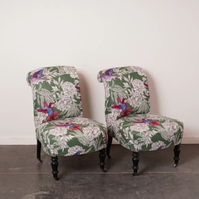 Paire de chauffeuses Style Napoléon III entièrement regarnie par les élèves de l'IATA avec un tissu haut de gamme.