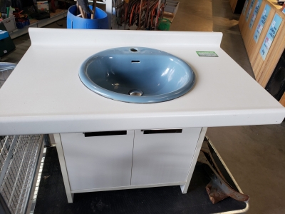 Meuble avec lavabo bleu