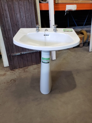 Évier blanc avec pied