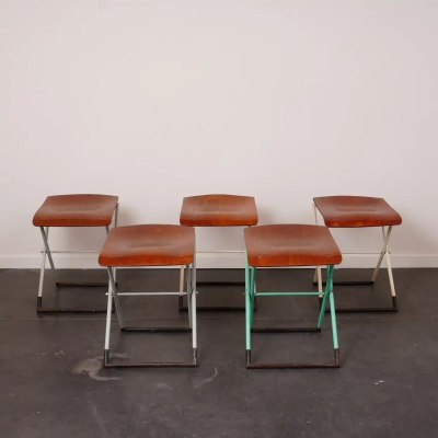 Série de 5 tabourets pliables en bois et métal tubulaire peint