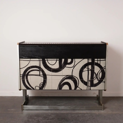 Structure en bois laqué noir reposant sur une structure en métal brossé. Tablette s'ouvrant en abattant.