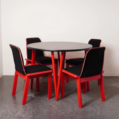 Salle à manger comprenant 4 chaises + 1 table ronde en bois peint.