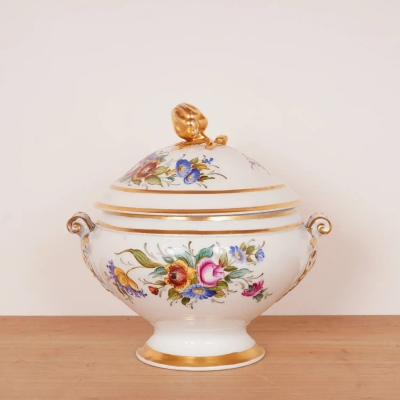 Soupière en porcelaine, décor floral polychrome peint à la main.
