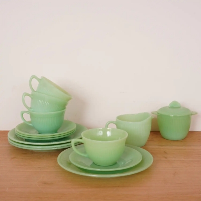 Service à café Fire-King motif Jane Ray.