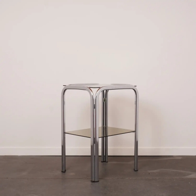 Table d'appoint en métal et verre fumé vintage