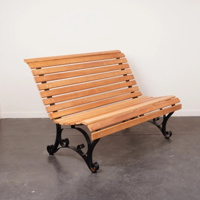 Banc de jardin restauré.