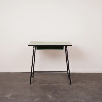 Bureau enfant en métal, tablette en formica vert vintage