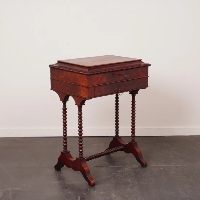 Table travailleuse style Louis Philippe en acajou