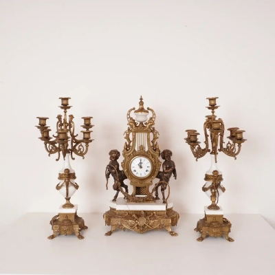 Garniture de cheminée style Louis XV en bronze et marbre blanc richement décoré.