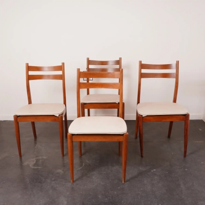 Série de 4 chaises en teck et simili cuir vintage