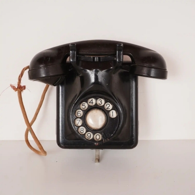 Téléphone mural en bakélite