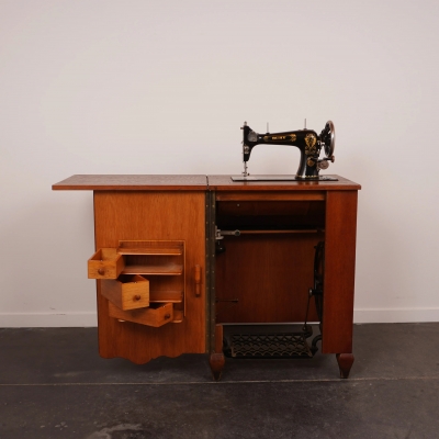 Machine à coudre ancienne BURY intégrée dans un meuble en bois