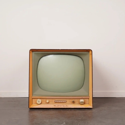 Ancien poste de télévision, coffrage en bois
