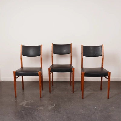Série de 3 chaises en bois et simili cuir noir vintage